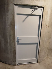 Porte d'accès aux escaliers depuis le sous-sol